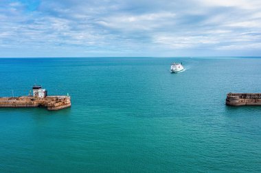 Birçok feribotla Dover limanının havadan görüntüsü.