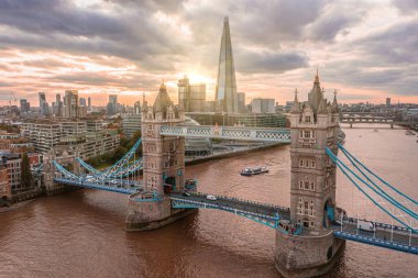 Londra Kule Köprüsü ve Thames Nehri 'nin hava panoramik günbatımı manzarası