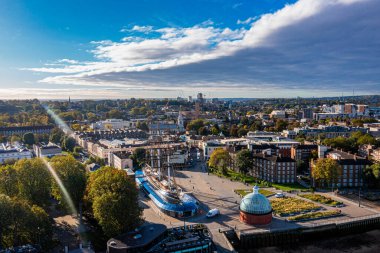 Thames Nehri kıyısındaki Greenwich Eski Donanma Akademisi 'nin panoramik hava manzarası