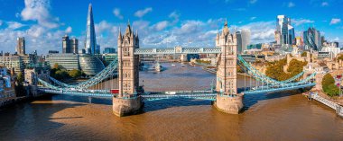 Londra Kulesi Köprüsü 'nün hava panoramik şehir manzarası