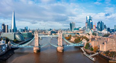 Londra Kulesi Köprüsü 'nün ve Thames Nehri' nin hava manzarası, İngiltere, Birleşik Krallık.
