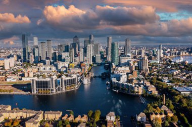 Londra, İngiltere 'deki Canary Wharf iş bölgesinin hava panoramik manzarası..