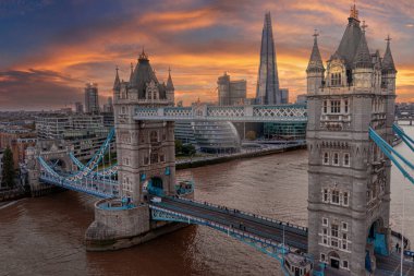 Londra Kule Köprüsü ve Thames Nehri 'nin hava panoramik günbatımı manzarası
