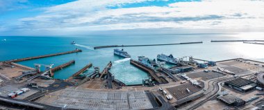 Birçok feribotla Dover limanının havadan görüntüsü.