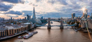 Londra Kule Köprüsü ve Thames Nehri 'nin hava panoramik günbatımı manzarası