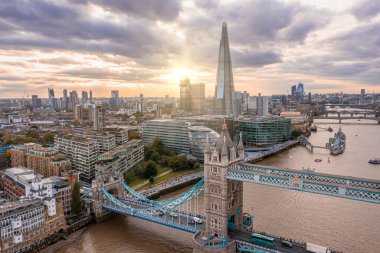 Londra Kule Köprüsü ve Thames Nehri 'nin hava panoramik günbatımı manzarası