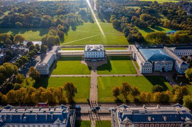 Thames Nehri kıyısındaki Greenwich Eski Donanma Akademisi 'nin panoramik hava manzarası