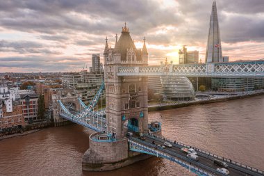 Londra Kule Köprüsü ve Thames Nehri 'nin hava panoramik günbatımı manzarası