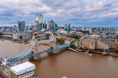 Londra Kule Köprüsü ve Thames Nehri 'nin hava panoramik günbatımı manzarası