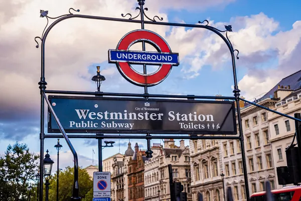 U-Bahn-Schild im Westminster-Bogen, Jubilee Line, London. — Stockfoto