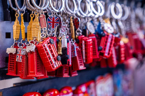 Recuerdos de Londres colgados en la tienda de regalos. — Foto de Stock