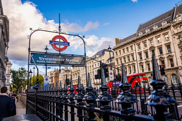 Cartel subterráneo en Westminster arch, Jubilee line, Londres. — Foto de Stock