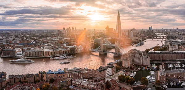 Panoramisch uitzicht op de London Tower Bridge en de Theems vanuit de lucht — Stockfoto