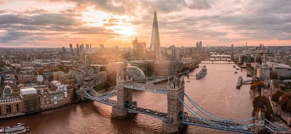 Vista panorâmica aérea do pôr do sol da London Tower Bridge e do Rio Tâmisa — Fotografia de Stock