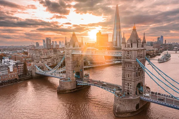 Letecký panoramatický výhled na Londýnský Tower Bridge a řeku Temži — Stock fotografie