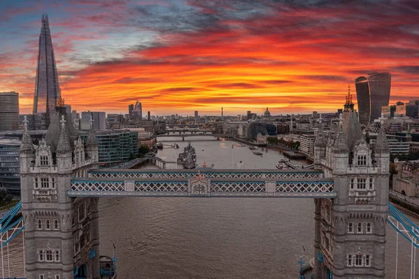 Vista aerea panoramica sul tramonto del London Tower Bridge e sul Tamigi — Foto Stock
