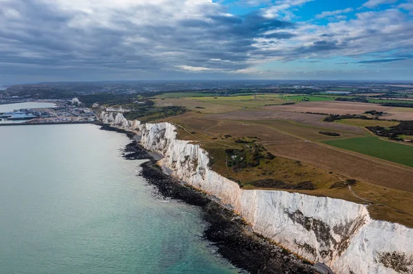 Dover 'ın Beyaz Uçurumları' nın havadan görünüşü. Deniz kenarındaki kayalıkların yakın görüntüsü.