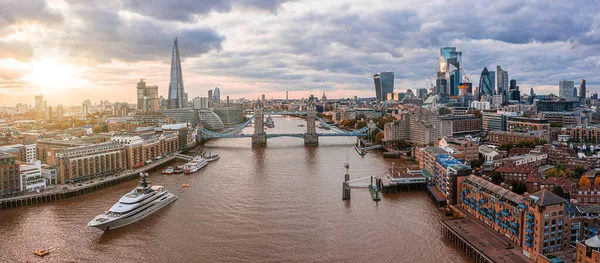 Αεροφωτογραφία του ηλιοβασιλέματος της γέφυρας του πύργου του Λονδίνου και του ποταμού Τάμεση — Φωτογραφία Αρχείου