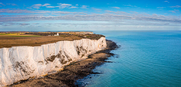 Вид с воздуха на Белые скалы Дувра. Закрыть вид на скалы со стороны моря.