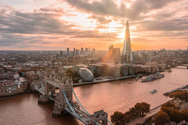 Panoramisch uitzicht op de London Tower Bridge en de Theems vanuit de lucht — Stockfoto