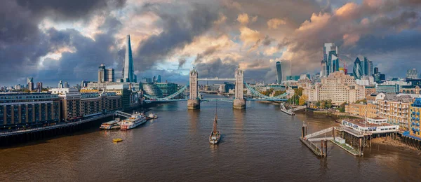 Panorama aereo del London Tower Bridge e del Tamigi, Inghilterra, Regno Unito. — Foto Stock