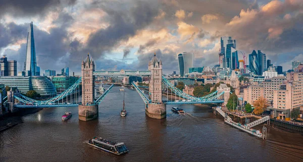 Panorama z lotu ptaka London Tower Bridge i Tamizy, Anglia, Zjednoczone Królestwo. — Zdjęcie stockowe