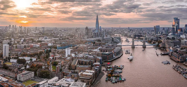 Vista panorâmica aérea do pôr do sol da London Tower Bridge e do Rio Tâmisa — Fotografia de Stock