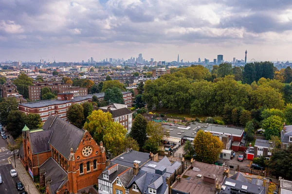 Bir sürü yeşil parkı olan Londra 'nın güzel hava manzarası — Stok fotoğraf