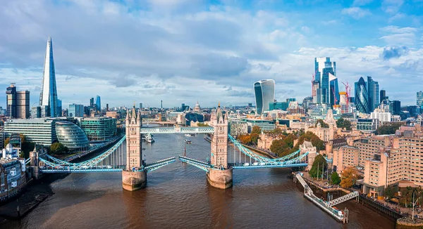 Luchtpanorama van de London Tower Bridge en de Theems, Engeland, Verenigd Koninkrijk. — Stockfoto