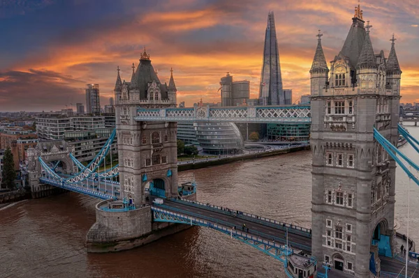 Letecký panoramatický výhled na Londýnský Tower Bridge a řeku Temži — Stock fotografie