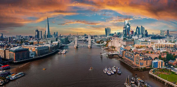 Panorama aéreo da London Tower Bridge and the River Thames, Inglaterra, Reino Unido. — Fotografia de Stock