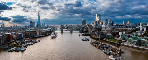 Panoramisch uitzicht op de London Tower Bridge en de Theems vanuit de lucht — Stockfoto