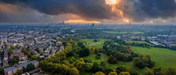 Hermosa vista aérea de Londres con muchos parques verdes — Foto de Stock