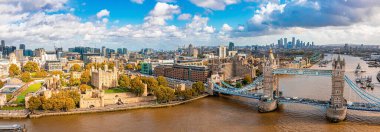Londra Kulesi Köprüsü 'nün hava panoramik şehir manzarası