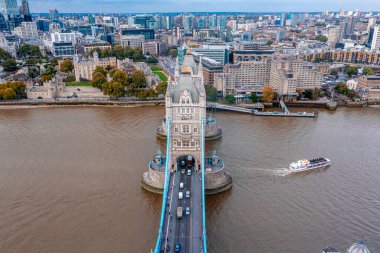 Londra Kule Köprüsü ve Thames Nehri 'nin hava panoramik günbatımı manzarası