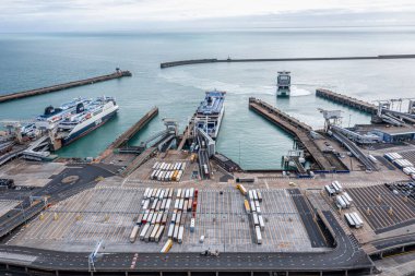 Dover, İngiltere 'de yan yana park edilmiş liman ve kamyonların hava görüntüsü..