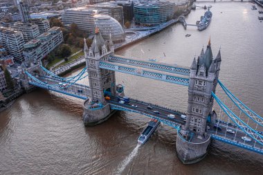 Londra Kule Köprüsü ve Thames Nehri 'nin hava panoramik günbatımı manzarası