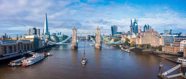 Londra Kulesi Köprüsü 'nün ve Thames Nehri' nin hava manzarası, İngiltere, Birleşik Krallık.