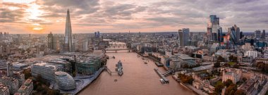 Londra Kule Köprüsü ve Thames Nehri 'nin hava panoramik günbatımı manzarası