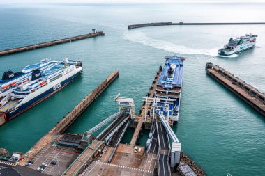 Dover, İngiltere 'de yan yana park edilmiş liman ve kamyonların hava görüntüsü..