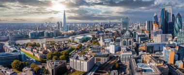 Londra 'nın finans bölgesinin hava panoramik manzarası