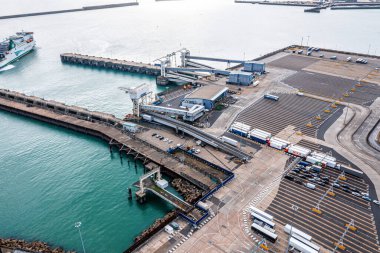 Dover, İngiltere 'de yan yana park edilmiş liman ve kamyonların hava görüntüsü..