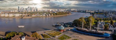 Londra, İngiltere 'deki Canary Wharf iş bölgesinin hava panoramik manzarası..