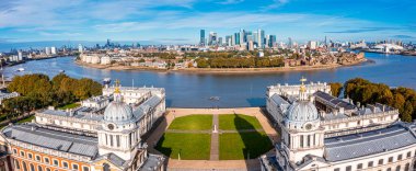Thames Nehri kıyısındaki Greenwich Eski Donanma Akademisi 'nin panoramik hava manzarası
