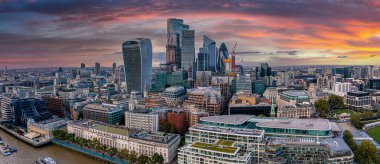 Londra 'nın finans bölgesinin hava panoramik manzarası