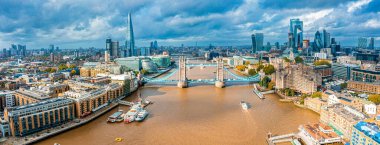 Londra Kulesi Köprüsü 'nün hava panoramik şehir manzarası