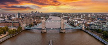 Londra Kulesi Köprüsü 'nün hava panoramik şehir manzarası