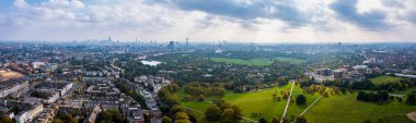 Bir sürü yeşil parkı olan Londra 'nın güzel hava manzarası