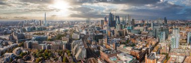 Londra 'nın finans bölgesinin hava panoramik manzarası