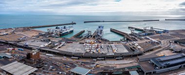 Dover, İngiltere 'de yan yana park edilmiş liman ve kamyonların hava görüntüsü..